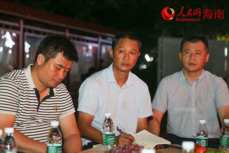 相關(guān)負(fù)責(zé)人認(rèn)真聆聽，記錄村民訴求。人民網(wǎng) 牛良玉攝