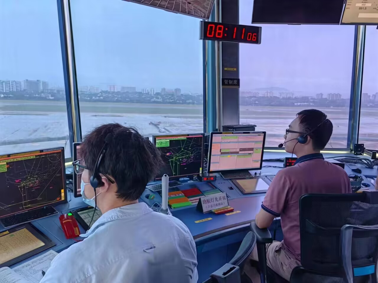 工作人員正在塔臺上忙碌。三亞空管站供圖