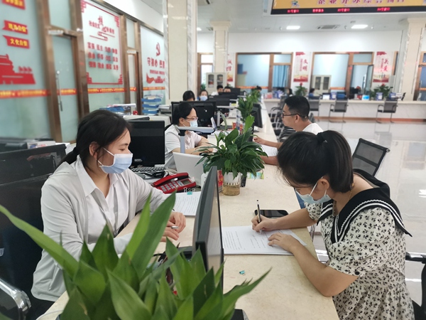 群眾在萬寧市政務(wù)服務(wù)大廳辦理業(yè)務(wù)。吳丹丹攝
