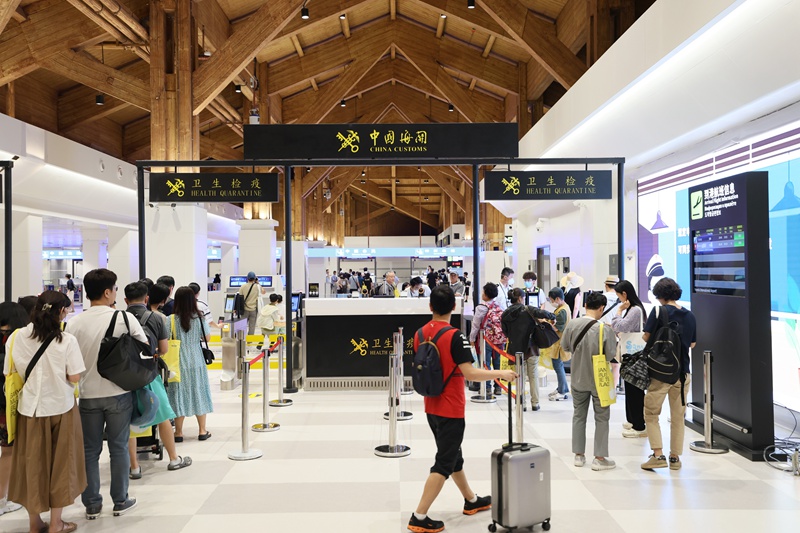 國際到崗旅客有序排隊(duì)通過海關(guān)入境衛(wèi)生檢疫通道。鳳凰機(jī)場供圖