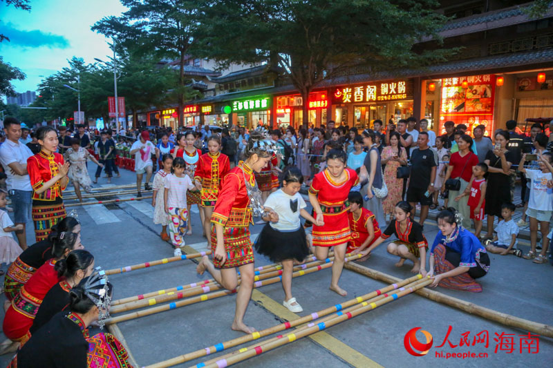 孩子們參與到竹竿舞當中。人民網(wǎng) 牛良玉攝