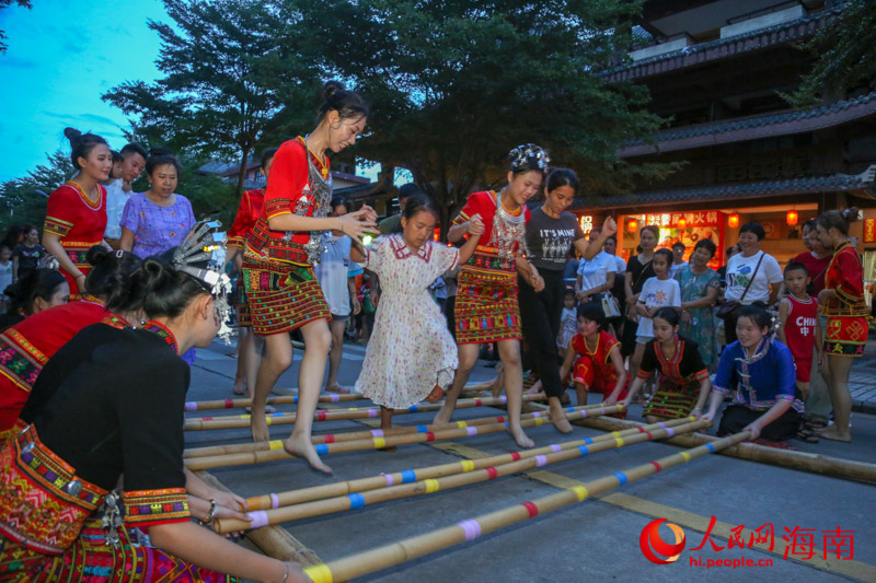 游客現(xiàn)場(chǎng)體驗(yàn)竹竿舞。人民網(wǎng) 牛良玉攝