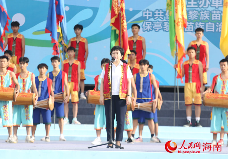 海南省委常委、統(tǒng)戰(zhàn)部部長苗延紅宣布活動開幕。人民網(wǎng) 牛良玉攝