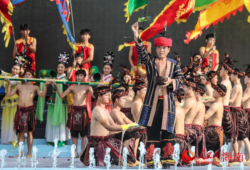 虔誠的“長老”為賓朋潑灑“圣水”，祈求平安吉祥。人民網(wǎng) 牛良玉攝