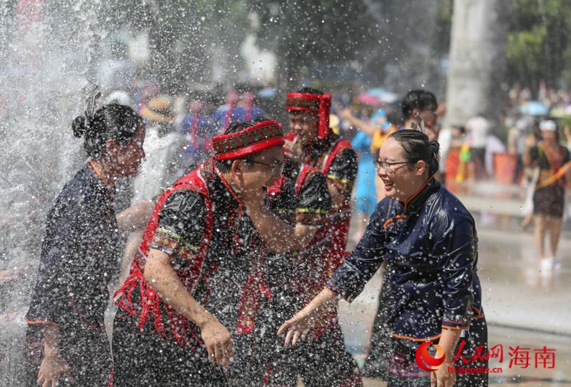 黎族苗族同胞在狂歡中笑得合不攏嘴。人民網(wǎng) 牛良玉攝