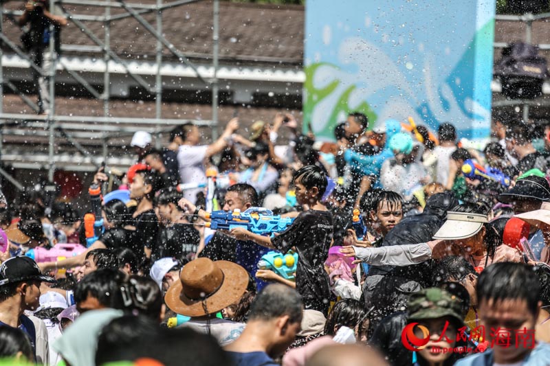 市民游客拿著水槍在廣場(chǎng)嬉水。人民網(wǎng) 牛良玉攝