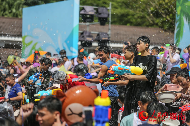市民游客拿著水槍在廣場嬉水。人民網(wǎng) 牛良玉攝