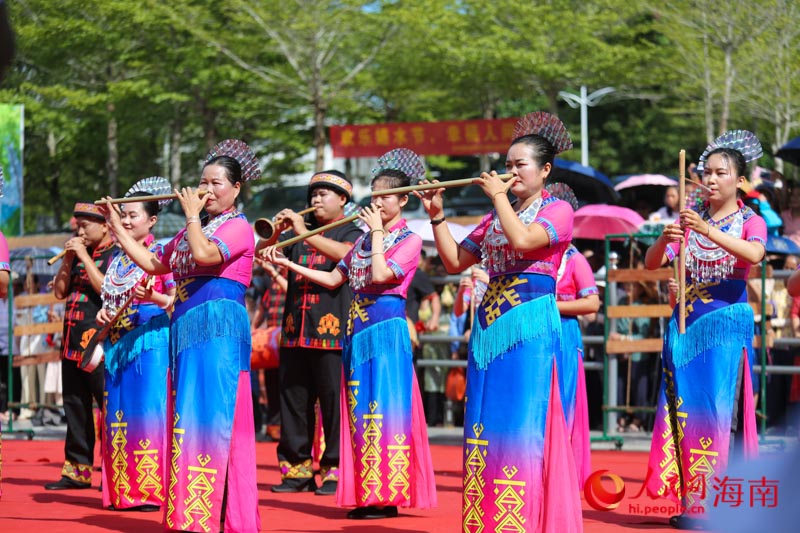 少數(shù)民族樂器演奏。人民網(wǎng) 牛良玉攝