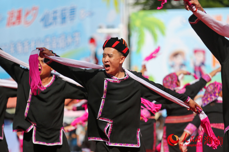 少數(shù)民族同胞歡歌載舞。人民網(wǎng) 牛良玉攝