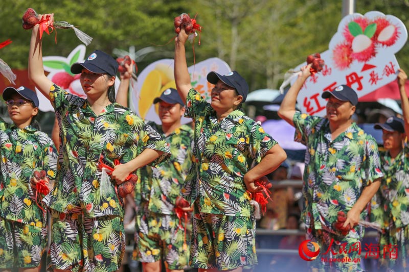 鄉(xiāng)親們手拿家鄉(xiāng)特產(chǎn)，亮相現(xiàn)場。人民網(wǎng) 牛良玉攝