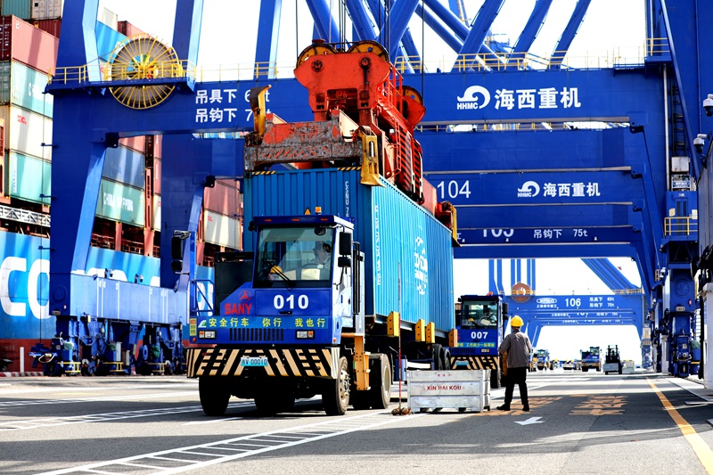純電驅(qū)動的重型卡車正在作業(yè)。人民網(wǎng)記者 符武平攝