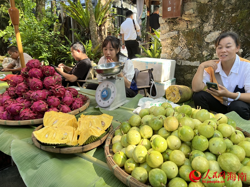 當(dāng)?shù)卮迕癜炎约业霓r(nóng)產(chǎn)品搬到了助農(nóng)消費(fèi)集市上。人民網(wǎng)記者李學(xué)山攝