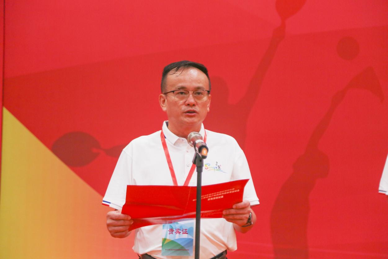 海南省民族宗教事務委員會副主任黎梁東致開賽辭。牛良玉攝