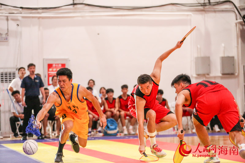 盡管珍珠球快出界外，運(yùn)動(dòng)員仍在奮力抄網(wǎng)接球。人民網(wǎng) 牛良玉攝