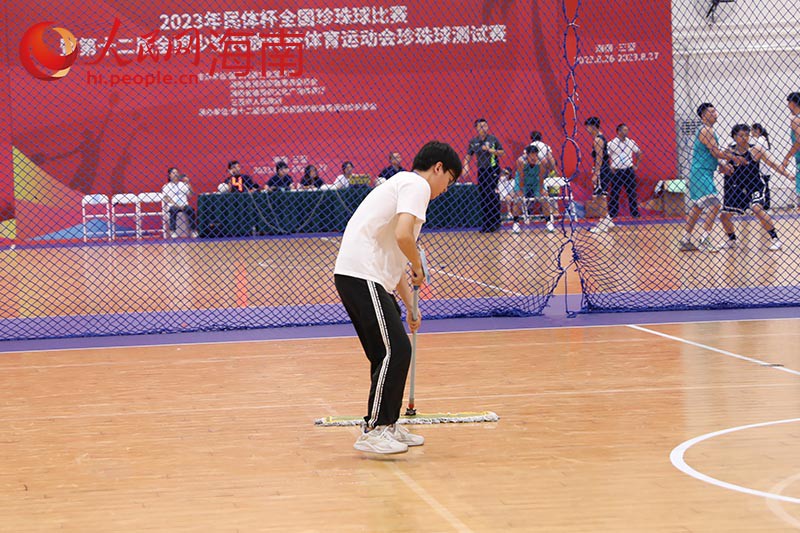 比賽間隙，工作人員第一時(shí)間清理場(chǎng)地。 人民網(wǎng)記者 孟凡盛攝