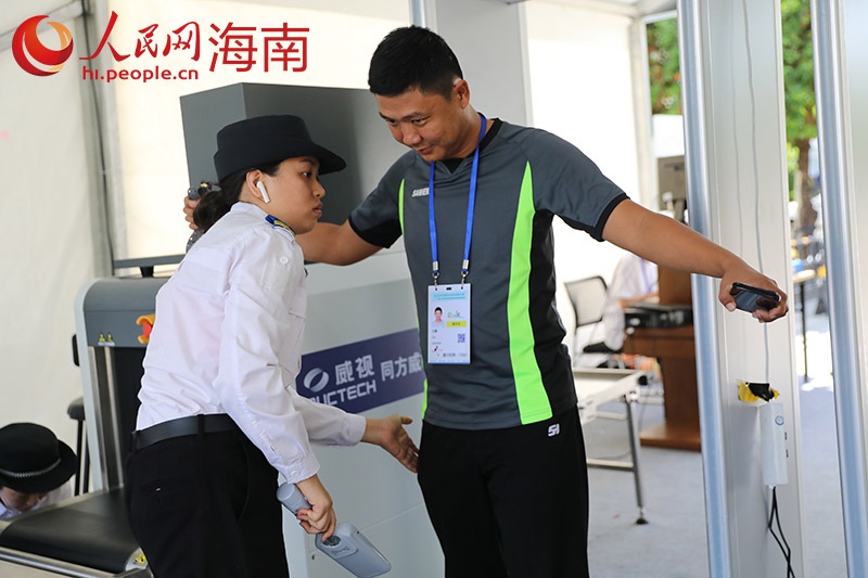 安檢員在對進入比賽區(qū)域的人員進行檢查。 人民網(wǎng)記者 孟凡盛攝