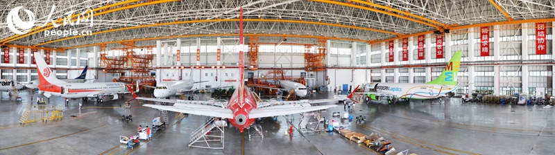 空港一站式飛機維修產(chǎn)業(yè)基地定檢大修機庫全景圖。 人民網(wǎng)記者 孟凡盛攝