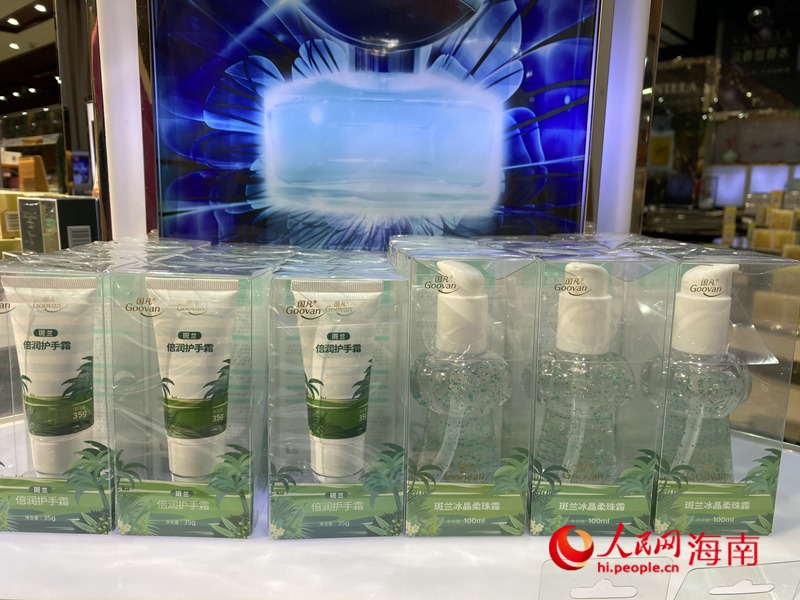 5-中國熱科院香飲所科技產(chǎn)品展銷廳內(nèi)展示的斑蘭相關(guān)日化用品。人民網(wǎng)記者 樊歡迪攝