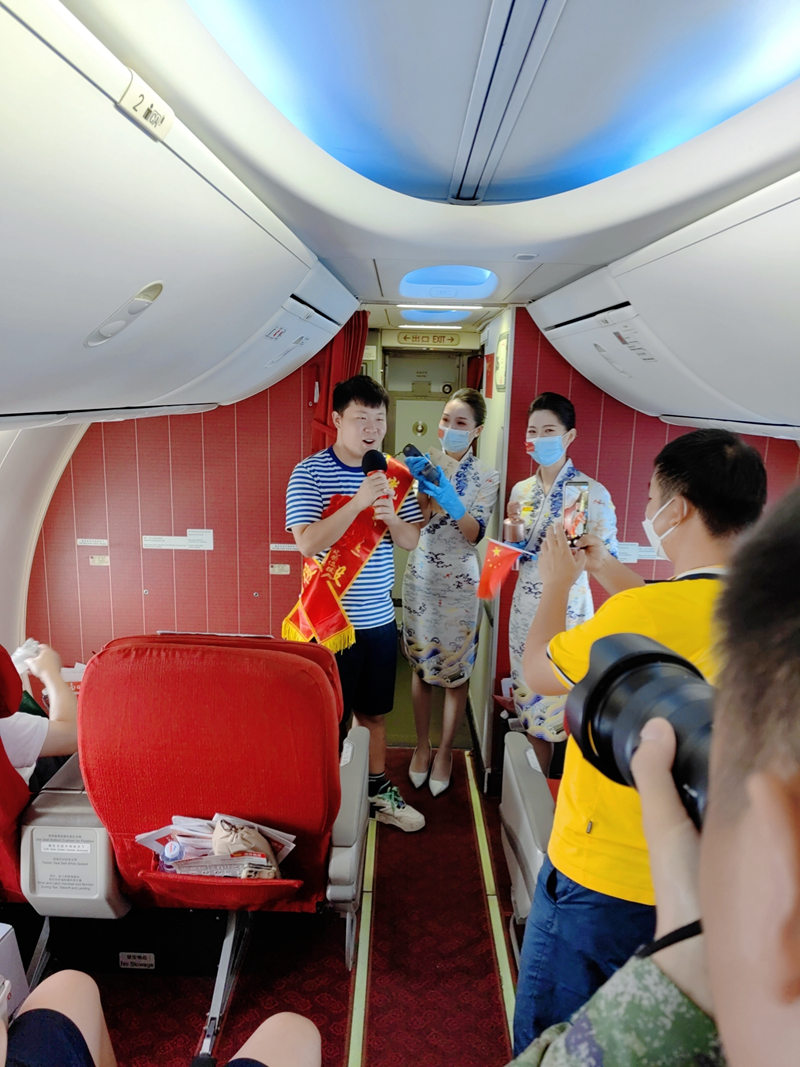 老兵們用歌聲表達(dá)不舍和感激。海南航空供圖