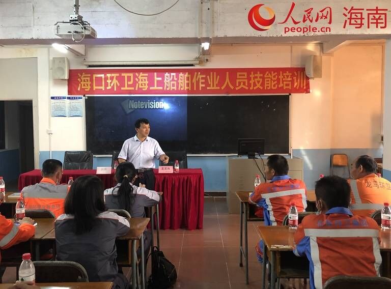 學(xué)員們認(rèn)真聽(tīng)課做筆記。人民網(wǎng)記者 宋彤桐攝