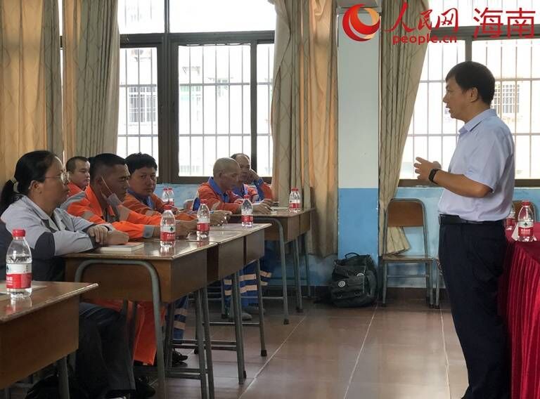 學(xué)員們認(rèn)真聽(tīng)課做筆記。人民網(wǎng)記者 宋彤桐攝