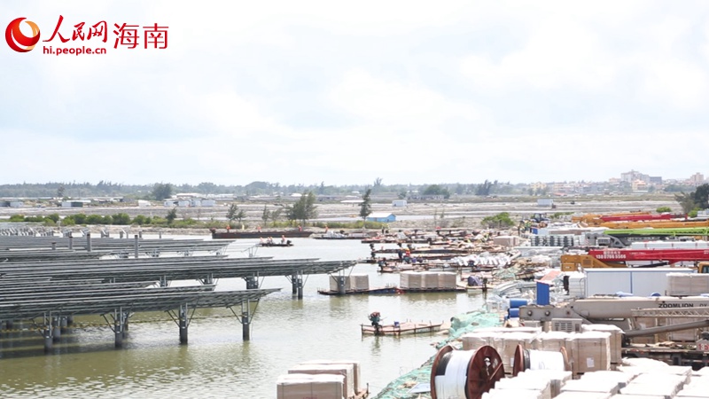 多名工人正在岸邊忙碌。人民網(wǎng) 牛良玉攝