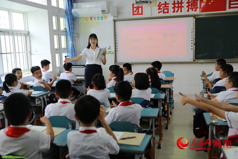 海口市第二十五小學(xué)少先隊(duì)大隊(duì)輔導(dǎo)員、四年級數(shù)學(xué)老師黃雨媚對回答問題的同學(xué)進(jìn)行表揚(yáng)。 人民網(wǎng)記者 孟凡盛攝