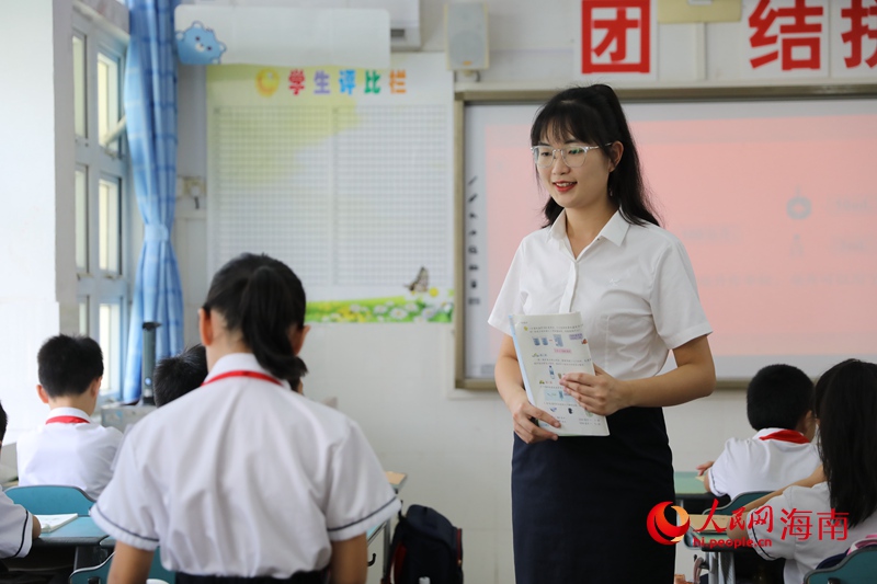 ?？谑械诙逍W(xué)少先隊大隊輔導(dǎo)員、四年級數(shù)學(xué)老師黃雨媚在課堂上請同學(xué)回答問題。 人民網(wǎng)記者 孟凡盛攝