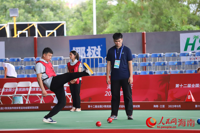蹴球比賽現(xiàn)場(chǎng)。人民網(wǎng) 牛良玉攝