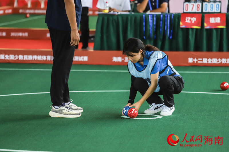 選手?jǐn)[放球。人民網(wǎng) 牛良玉攝