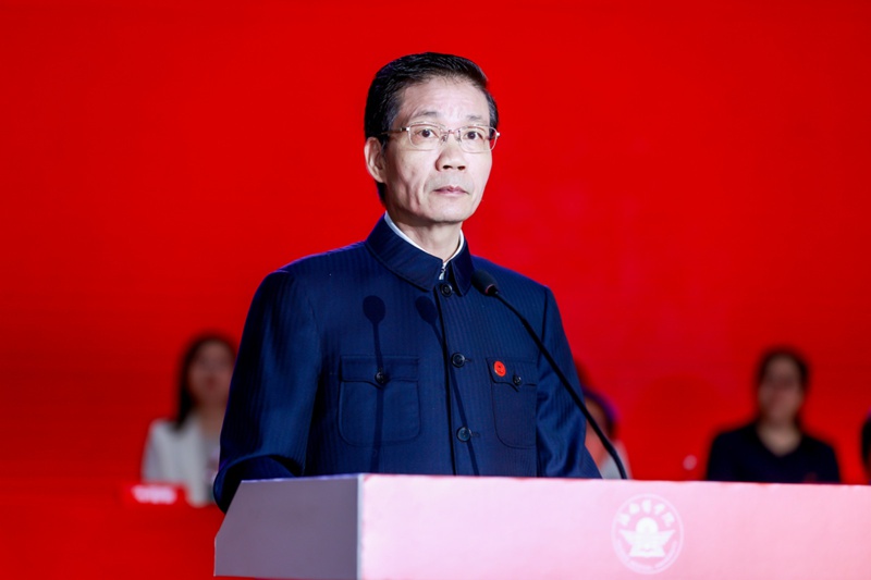 中國科學(xué)院院士、海南醫(yī)學(xué)院校長陳國強發(fā)表主旨講話。