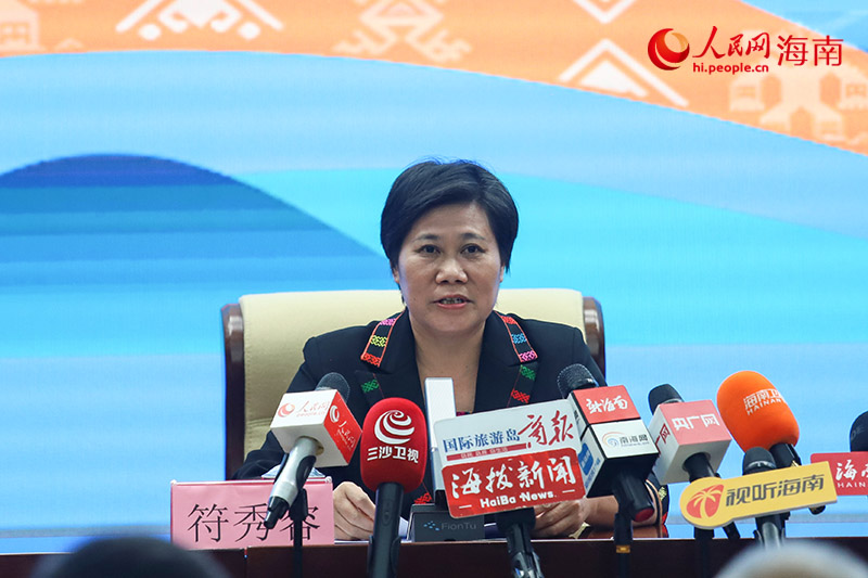 海南省第七屆民族運(yùn)動(dòng)會(huì)組委會(huì)副主任、省民族宗教事務(wù)委員會(huì)主任符秀容介紹有關(guān)情況。人民網(wǎng) 牛良玉攝