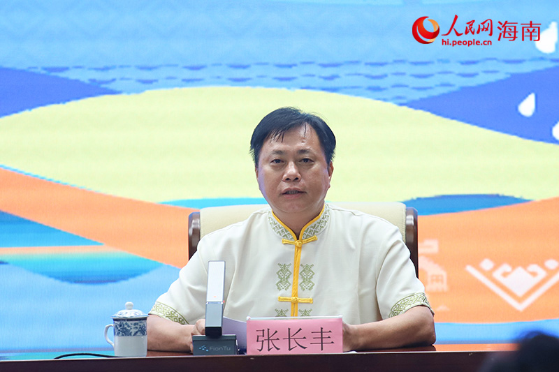 海南省第七屆民族運(yùn)動(dòng)會(huì)組委會(huì)委員、三亞市人民政府副市長(zhǎng)張長(zhǎng)豐介紹有關(guān)情況。人民網(wǎng) 牛良玉攝