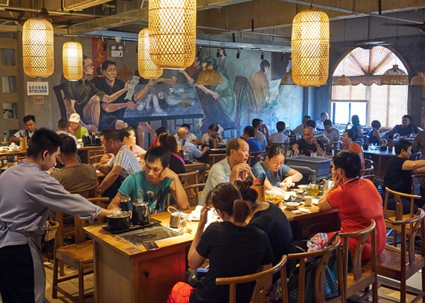 餐飲美食遍地?zé)熁饸狻：Ｄ鲜÷梦膹d供圖