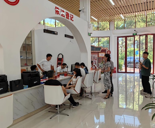 新人們到臨高縣民政局婚姻登記處登記。顏海彪攝