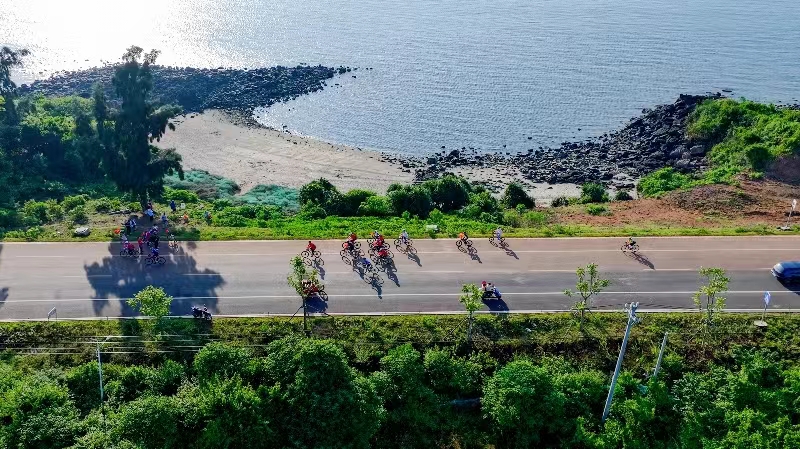 “醉美西岸，樂在‘騎’中”環(huán)島旅游公路（儋州段）騎行之旅現(xiàn)場。儋州市旅文局供圖