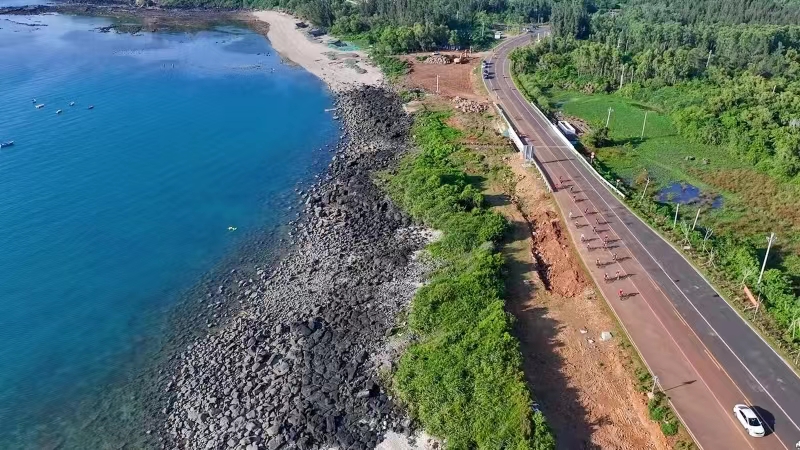 “醉美西岸，樂在‘騎’中”環(huán)島旅游公路（儋州段）騎行之旅現(xiàn)場。儋州市旅文局供圖