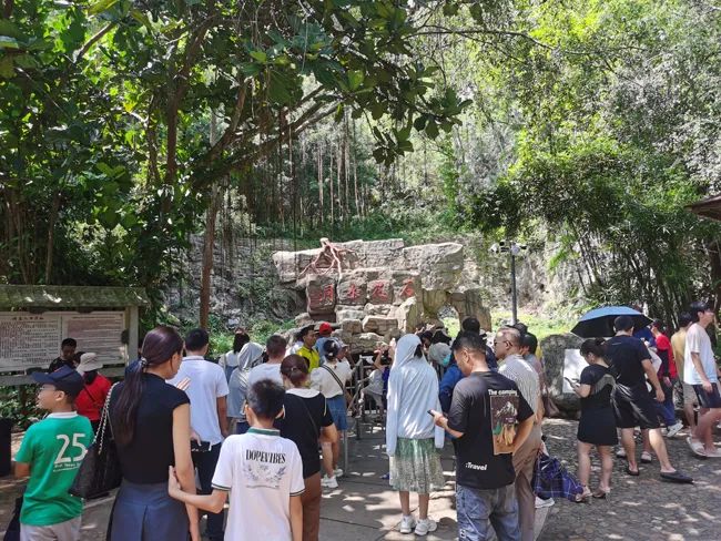 游客在石花水洞景區(qū)游玩。符武月 王敏權 攝