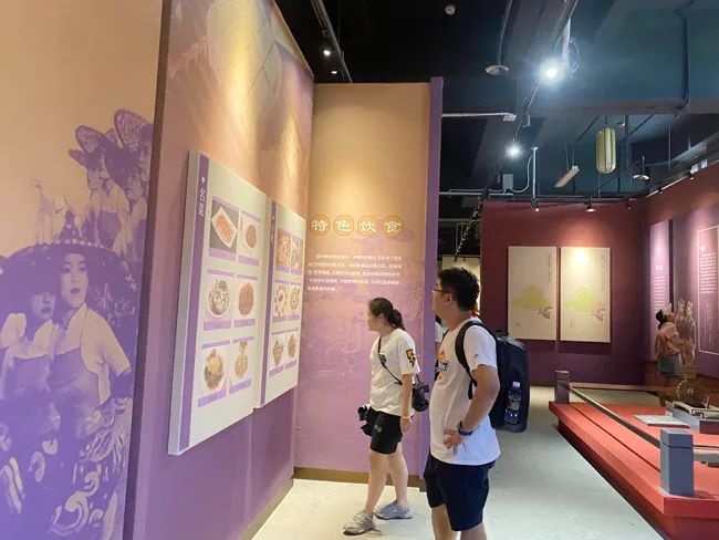 市民游客在儋陽樓參觀儋州歷史文明展。羊文彪 牛偉 攝