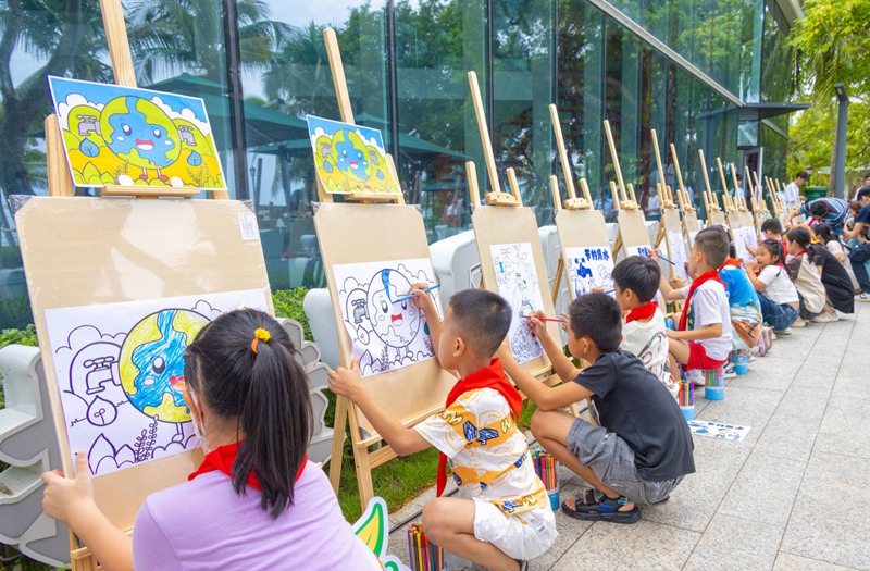 孩子們正在進行節(jié)約用水主題的涂色繪畫。三亞市治水辦供圖