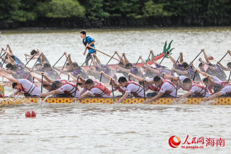 選手們正在奮力劃槳。人民網(wǎng)記者 牛良玉攝