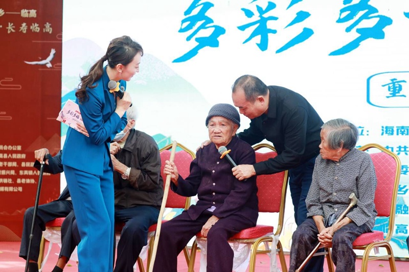 多位百歲老人來到活動(dòng)現(xiàn)場分享長壽“密碼”。臨高縣融媒體中心供圖
