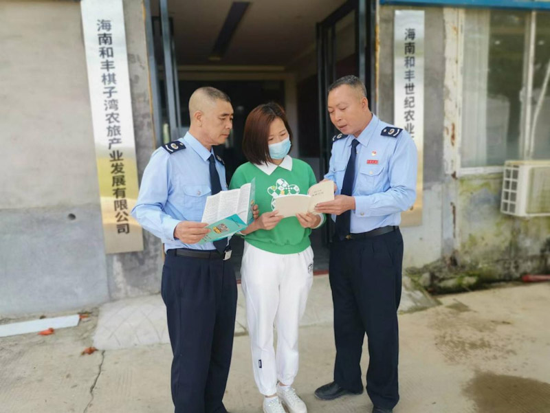 昌江稅務(wù)工作人員上門為企業(yè)服務(wù)。國家稅務(wù)總局昌江黎族自治縣稅務(wù)局供圖