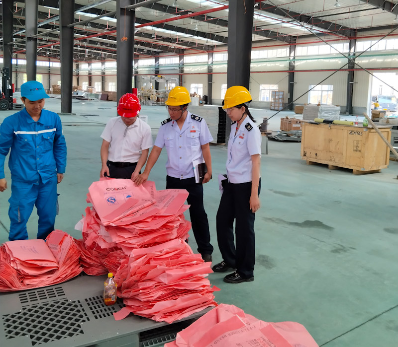 昌江稅務(wù)工作人員上門為企業(yè)服務(wù)。國家稅務(wù)總局昌江黎族自治縣稅務(wù)局供圖