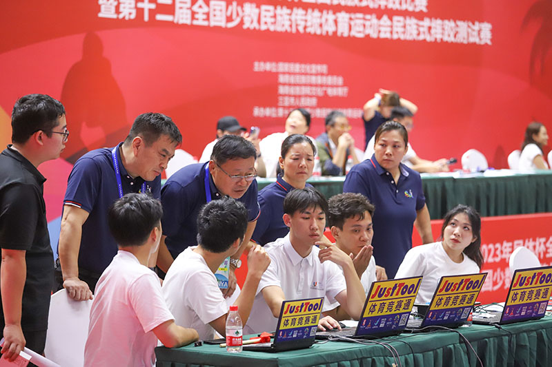 摔跤測試賽現(xiàn)場，裁判和工作人員正緊鑼密鼓地開展工作。人民網(wǎng)記者 牛良玉攝