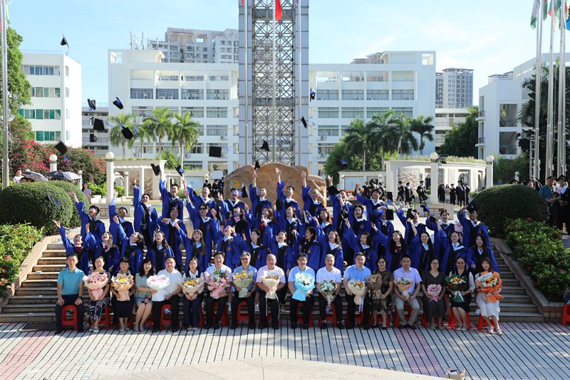 2023屆公共衛(wèi)生專業(yè)碩士畢業(yè)合影。海南醫(yī)學(xué)院供圖