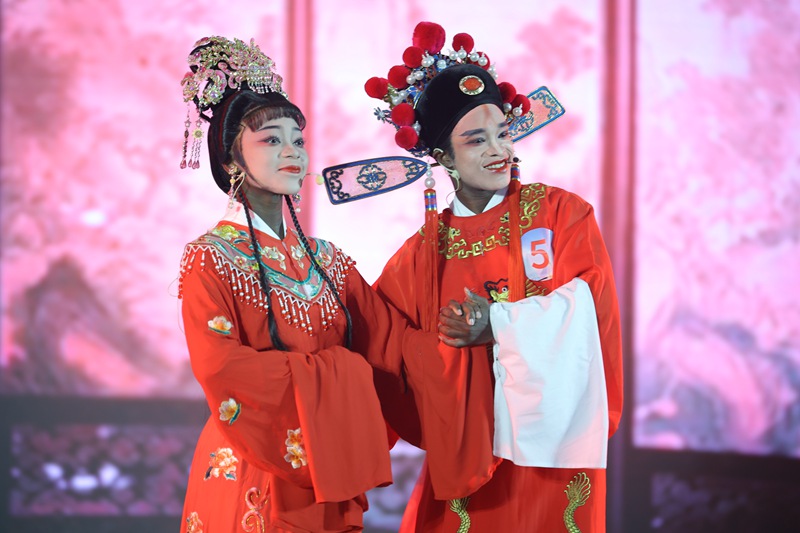 非洲學(xué)生在第十一屆“瓊州杯”國(guó)際學(xué)生漢語(yǔ)與才藝大賽上表演瓊劇。海南醫(yī)學(xué)院供圖