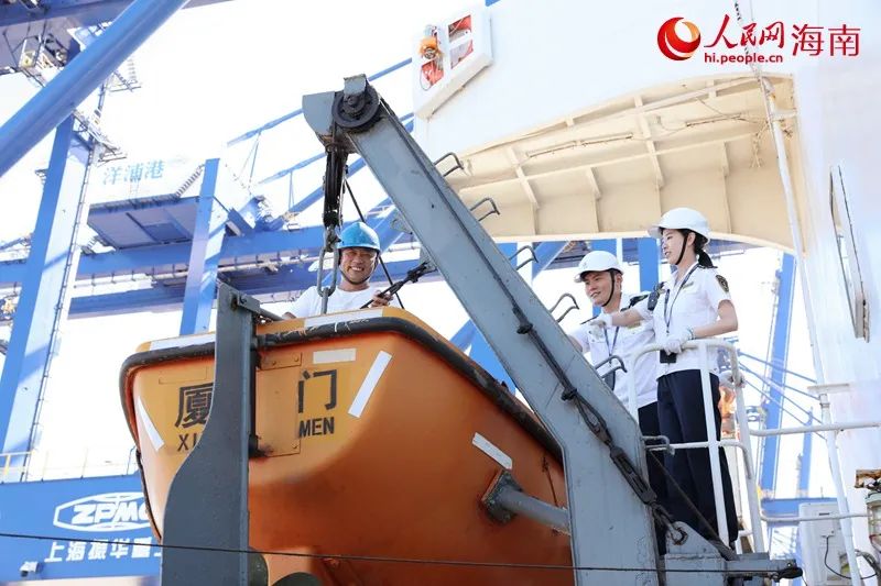 洋浦海事局小鏟灘海巡執(zhí)法大隊隊員正在對靠泊的船舶進行分類檢查。符武平攝