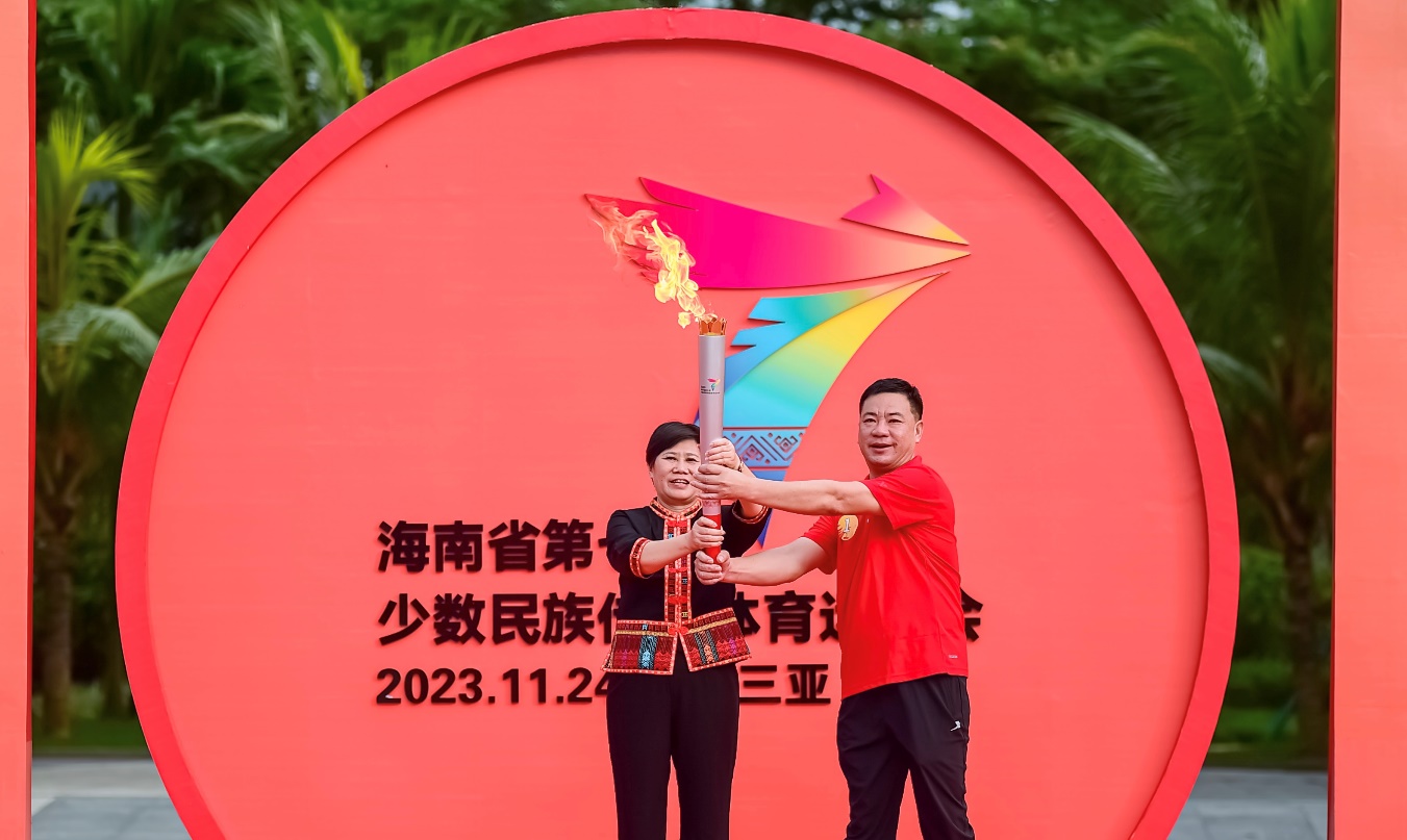 省七屆少數(shù)民族運動會組委會副主任、省民宗委黨組書記、主任符秀容同志將火炬交予第一棒火炬手。省七屆民族運動會執(zhí)委會供圖