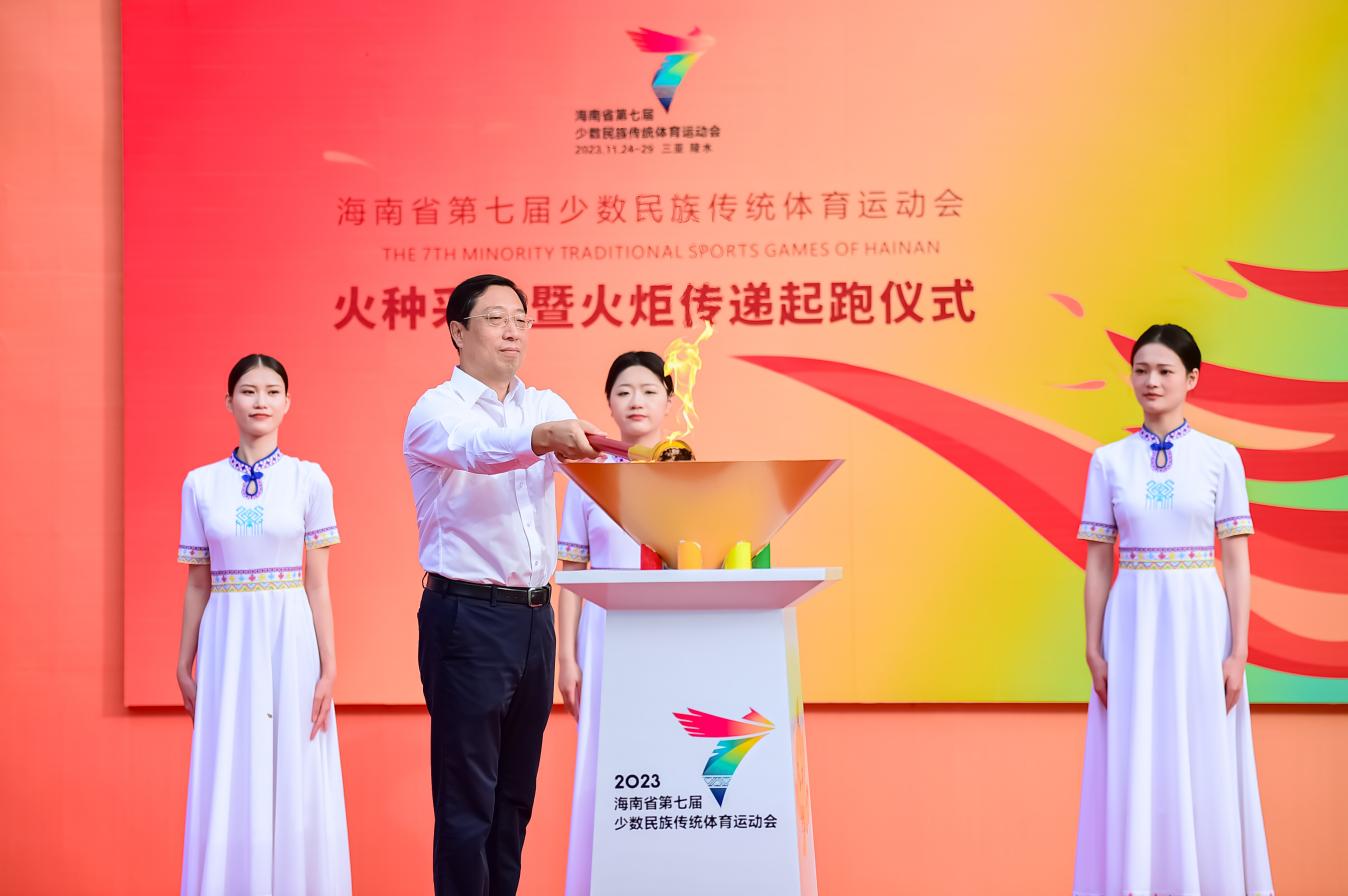 省七屆少數(shù)民族運動會執(zhí)委會常務副主任、三亞市委副書記尚林同志點燃火種盆。省七屆民族運動會執(zhí)委會供圖